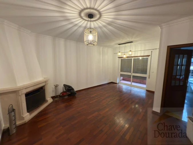 Apartamento T2 para Arrendamento em Santo Antonio dos Olivais Foto 2