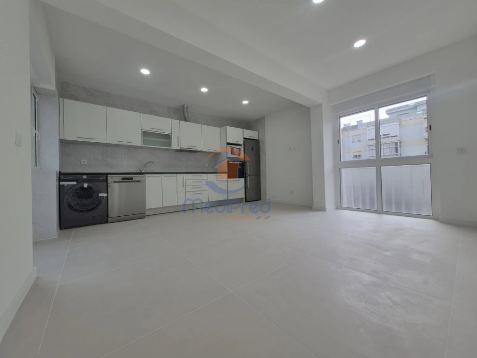 Apartamento T2 para Venda em Laranjeiro e Feijó Foto 1