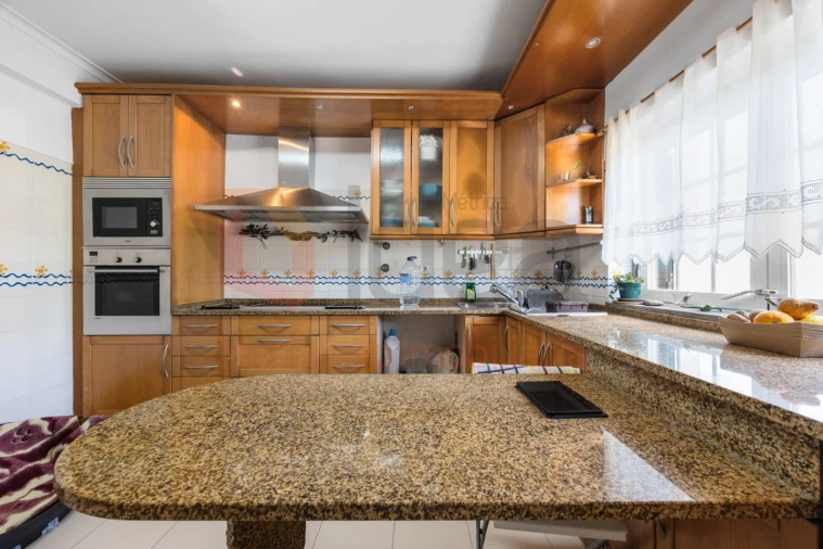 Moradia T4 para Venda em Barcarena Foto 11