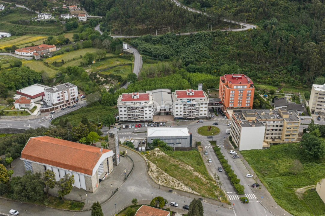 Negócio para Arrendamento em Rebordosa Foto 3