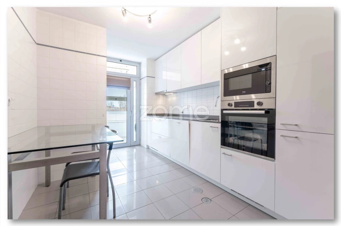 Apartamento T2 para Arrendamento em Aldoar, Foz do Douro e Nevogilde Foto 1