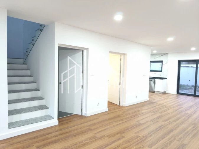 Moradia T3 para Venda em Vila de Cucujães Foto 13