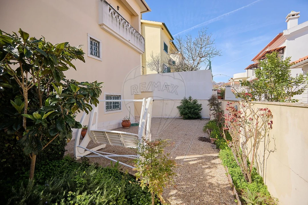 Moradia T6 para Venda em Charneca de Caparica e Sobreda Foto 1