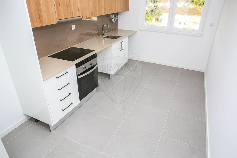 Apartamento T2 para Arrendamento em Arranho Foto 5