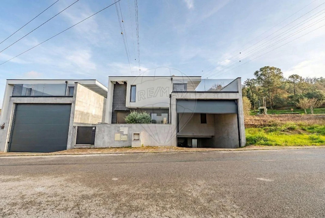 Moradia T4 para Venda em Palmeira Foto 44