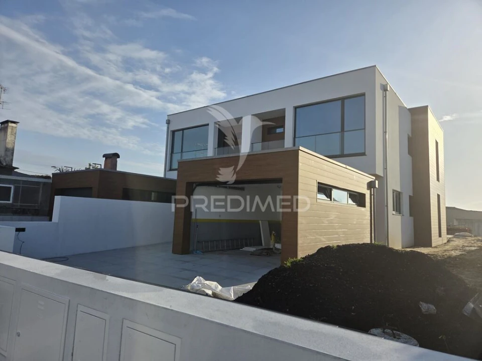 Moradia T4 para Venda em Aradas Foto 2