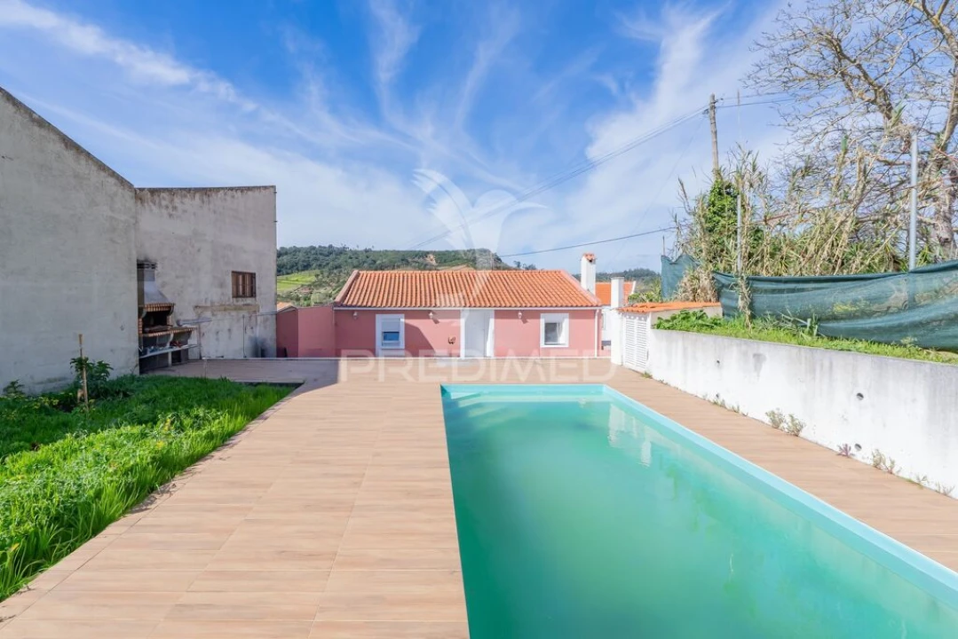 Moradia T4 para Venda em Santo Quintino Foto 1