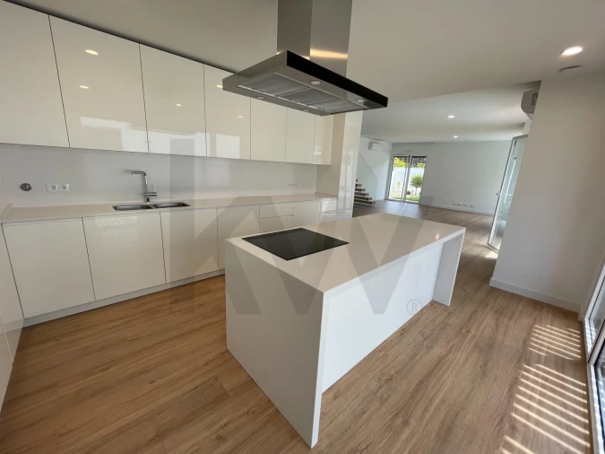 Moradia T4 para Arrendamento em Corroios Foto 13