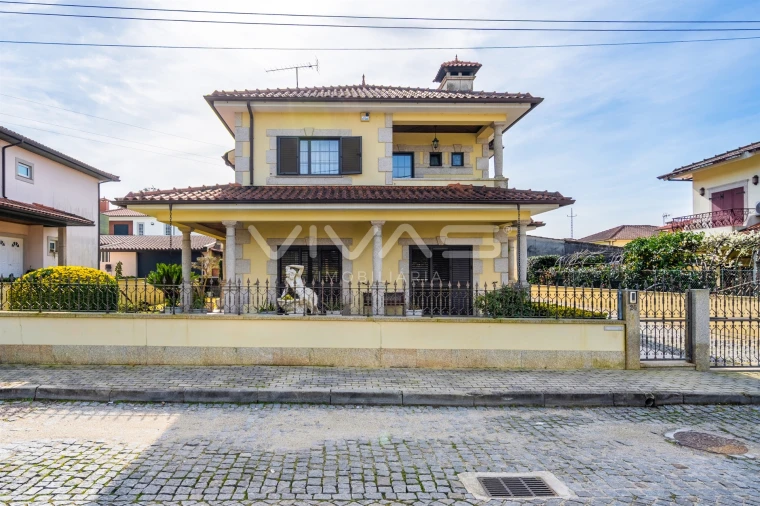 Moradia T4 para Venda em Mire de Tibães Foto 1