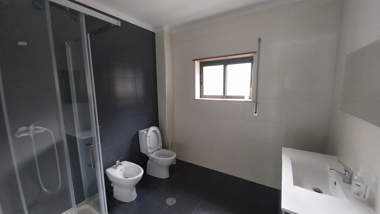 Apartamento T2 para Arrendamento em Santo Antonio dos Olivais Foto 7
