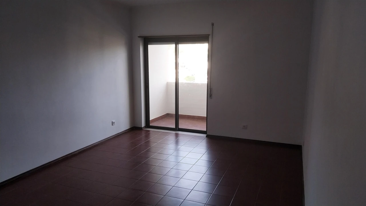 Apartamento T2 para Arrendamento em Santo Antonio dos Olivais Foto 5