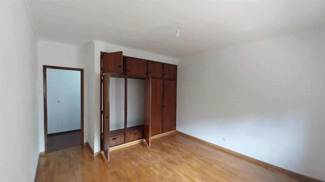 Apartamento T2 para Arrendamento em Santo Antonio dos Olivais Foto 4