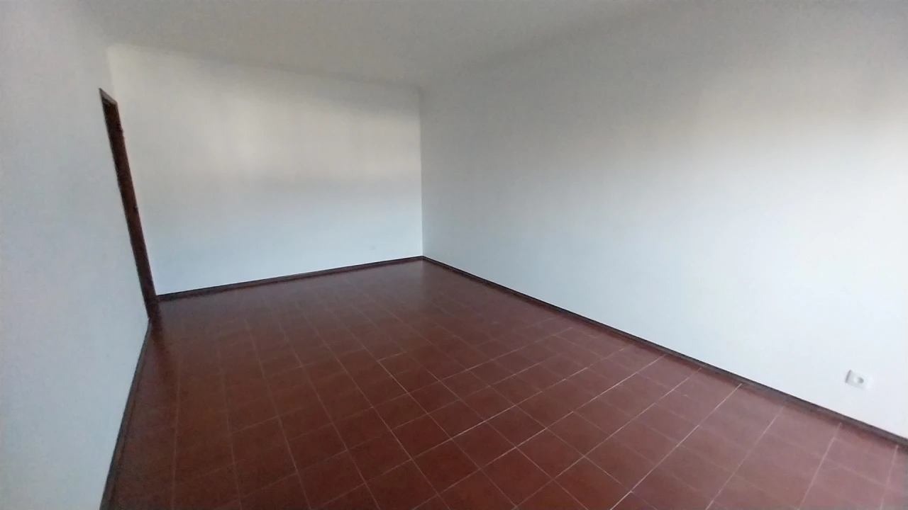 Apartamento T2 para Arrendamento em Santo Antonio dos Olivais Foto 9