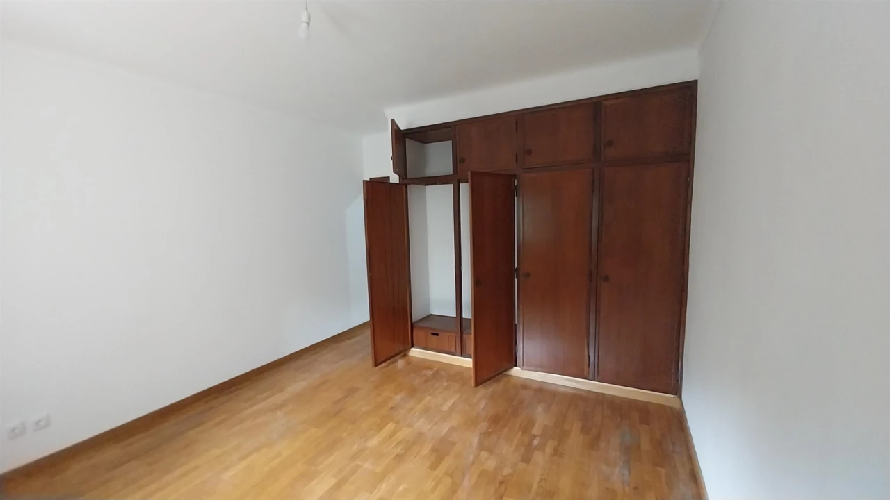 Apartamento T2 para Arrendamento em Santo Antonio dos Olivais Foto 3