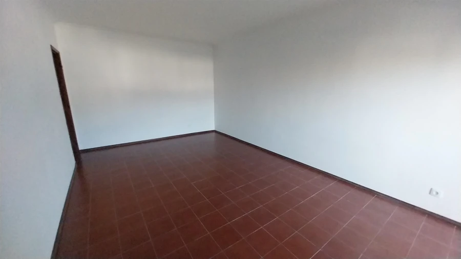 Apartamento T2 para Arrendamento em Santo Antonio dos Olivais Foto 9