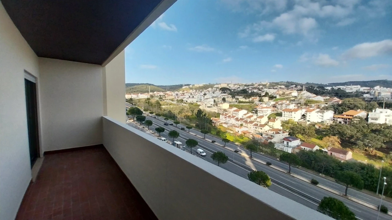 Apartamento T2 para Arrendamento em Santo Antonio dos Olivais Foto 2