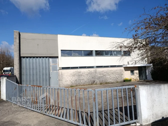 Armazém para Arrendamento em Pousa