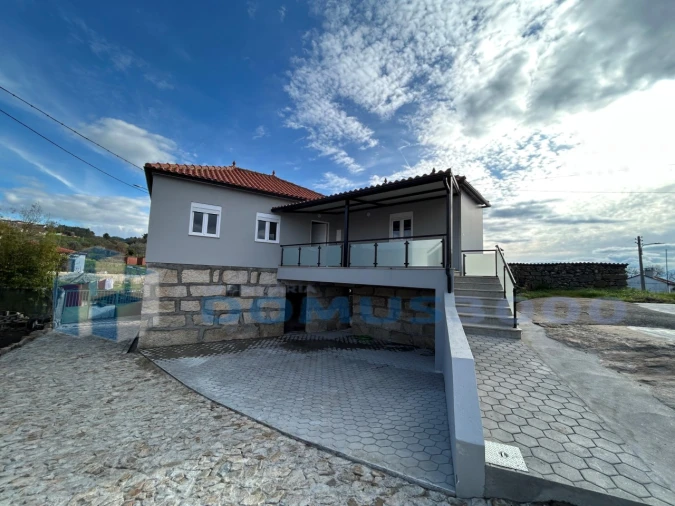 Moradia T3 para Venda em Mouçós e Lamares Foto 1