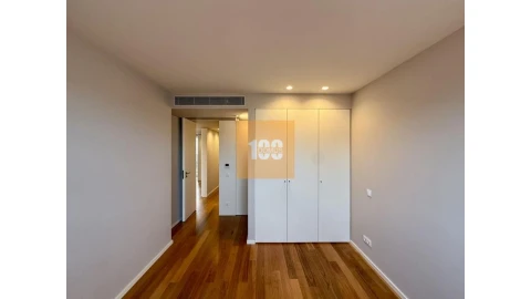 Apartamento T3 para Arrendamento em Aldoar, Foz do Douro e Nevogilde