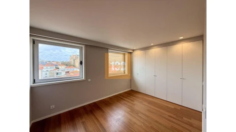 Apartamento T3 para Arrendamento em Aldoar, Foz do Douro e Nevogilde