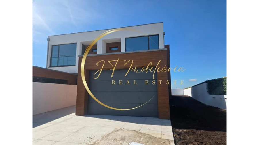 Moradia T4 para Venda em Aradas Foto 3