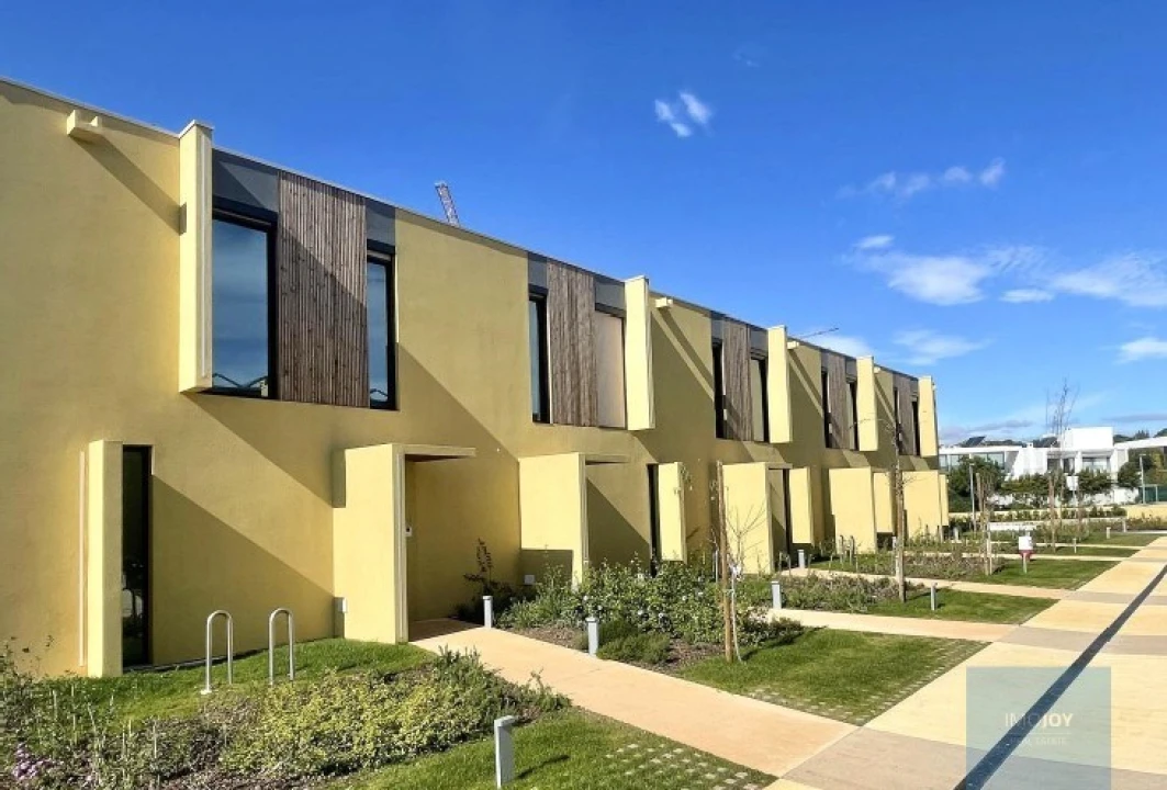 Moradia T3 para Venda em Quarteira Foto 2