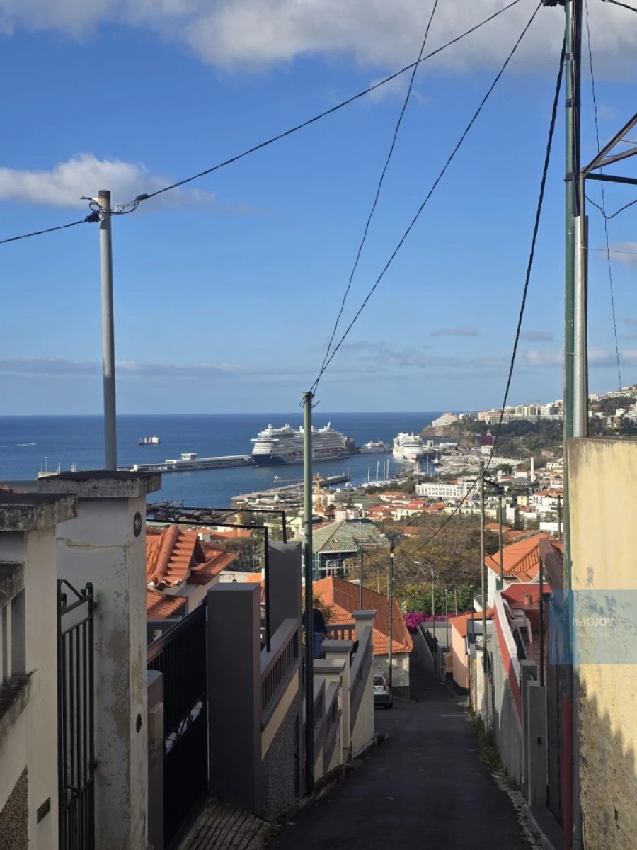 Moradia T5 para Venda em Funchal (Santa Maria Maior) Foto 1