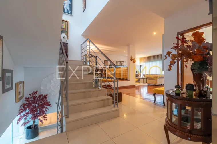 Moradia T4 para Venda em Santo Antonio dos Olivais Foto 5