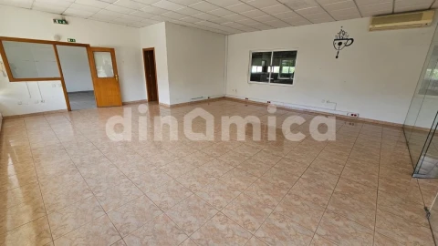 Armazém para Arrendamento em Joane