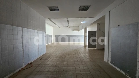 Armazém para Arrendamento em Joane