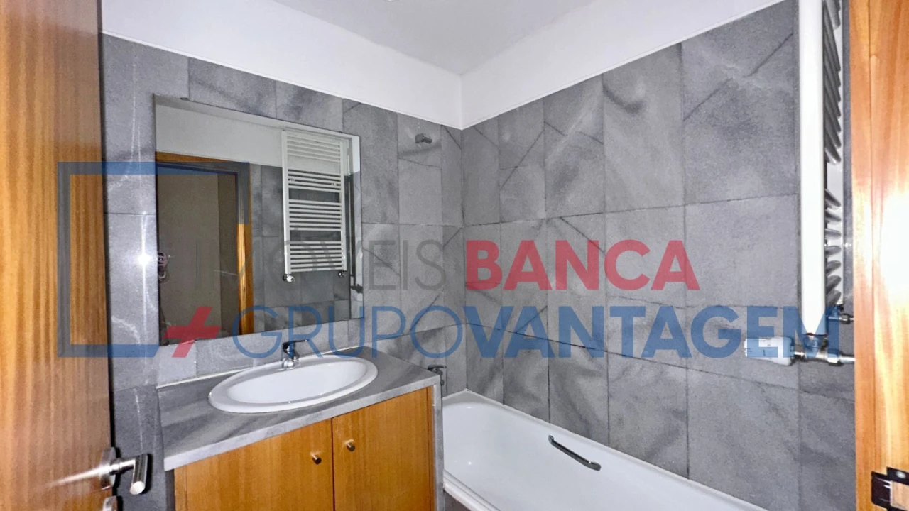 Apartamento T1 para Venda em Oliveira do Douro Foto 12