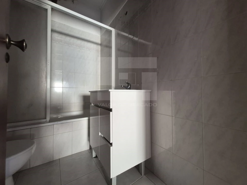 Apartamento T2 para Venda em Rio de Mouro Foto 10