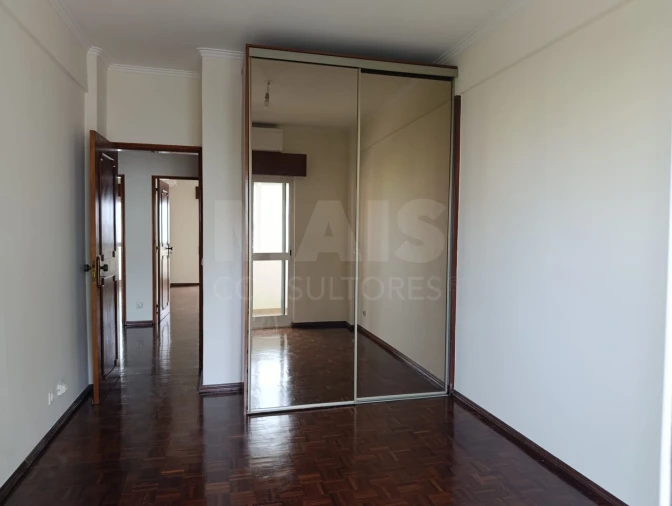 Apartamento T3 para Arrendamento em São Domingos de Benfica Foto 4