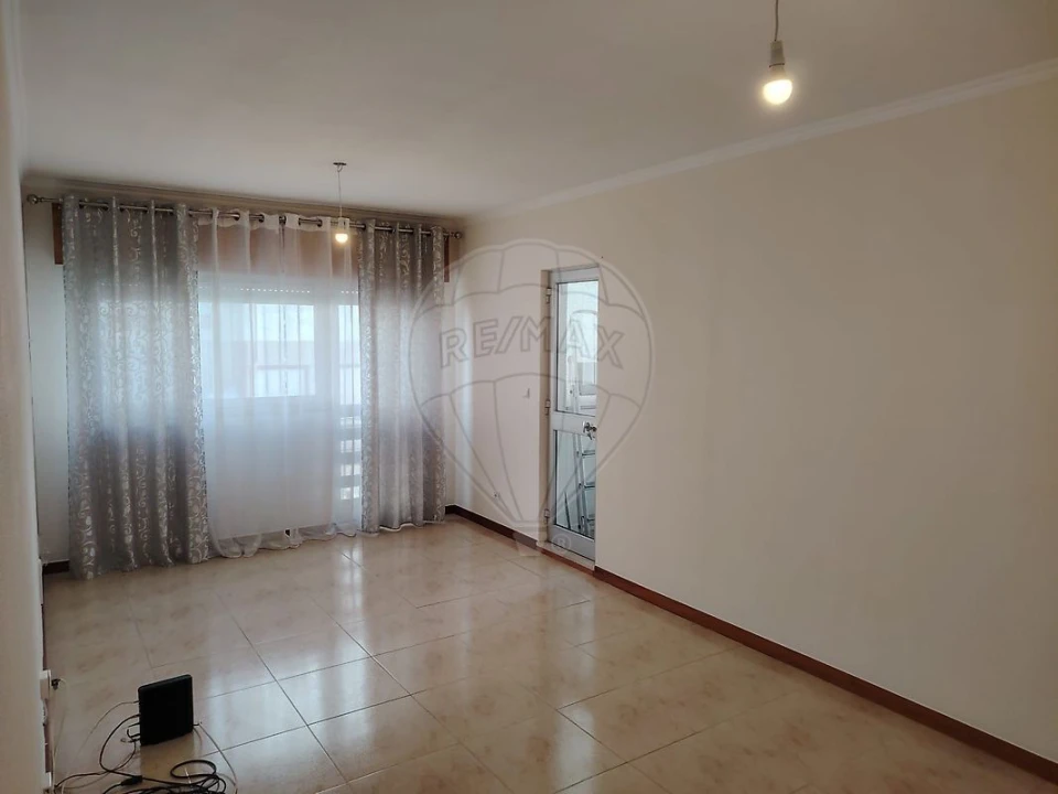 Apartamento T2 para Venda em Vilar de Andorinho Foto 2
