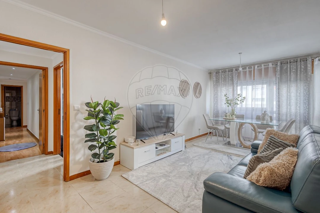 Apartamento T2 para Venda em Vilar de Andorinho Foto 2