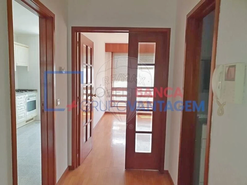 Apartamento T2 para Venda em Cidade da Maia Foto 3