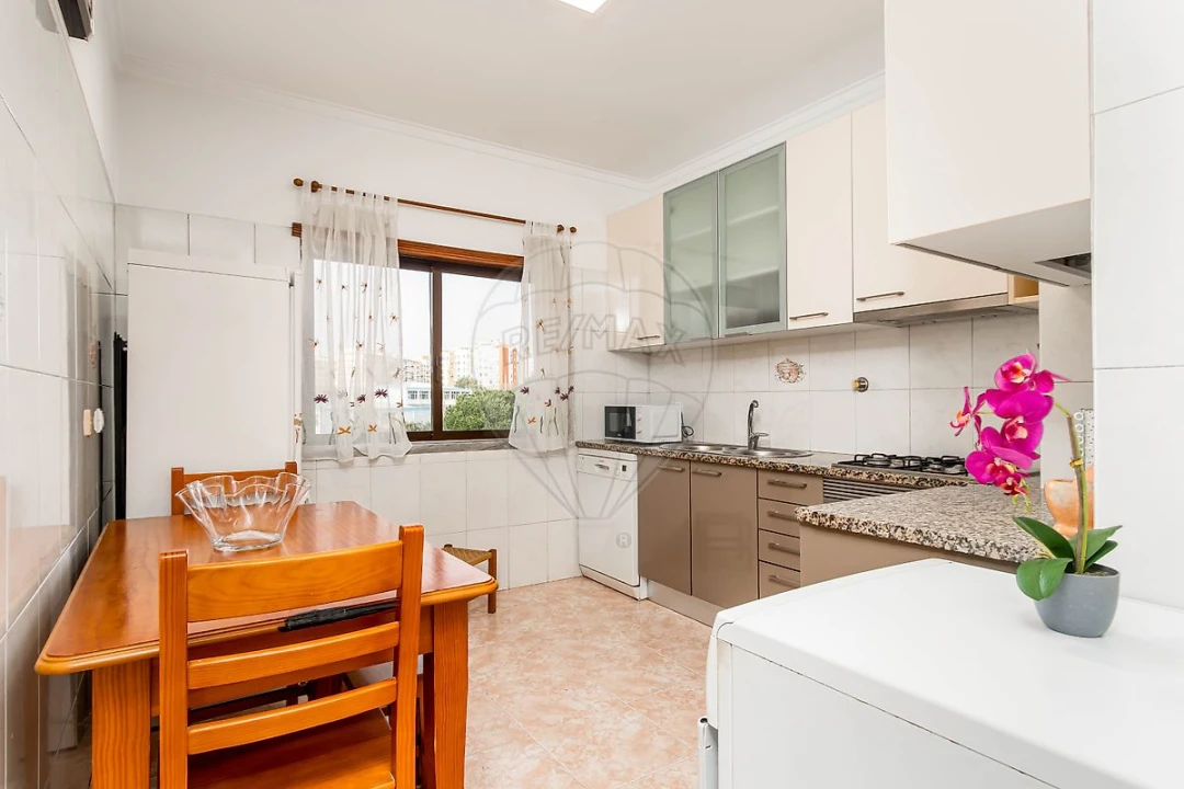 Apartamento T2 para Venda em Laranjeiro e Feijó Foto 4