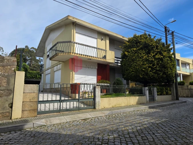 Moradia T6 para Venda em Nogueira e Silva Escura