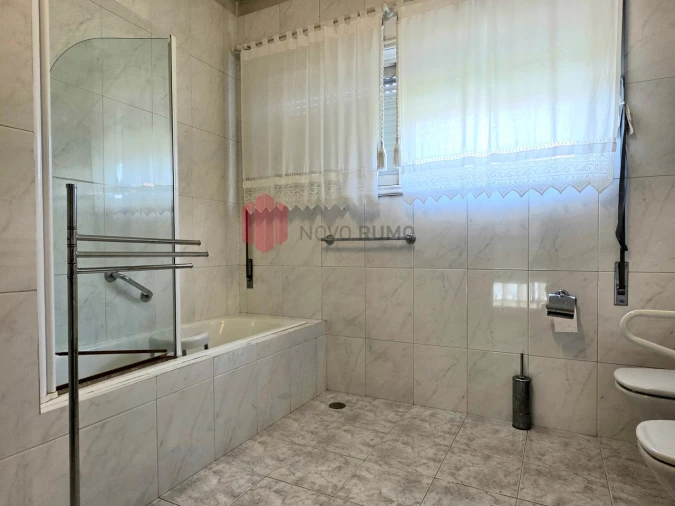 Moradia T6 para Venda em Nogueira e Silva Escura Foto 25