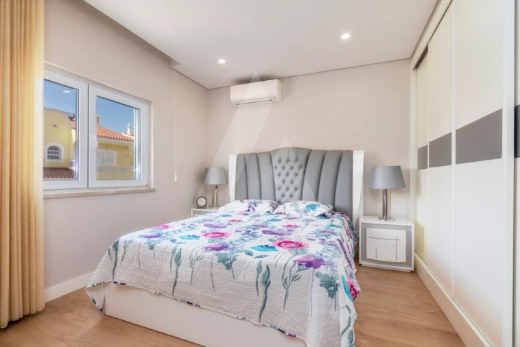 Moradia T4 para Venda em Quarteira Foto 35