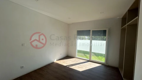 Moradia T4 para Venda em Fernao Ferro