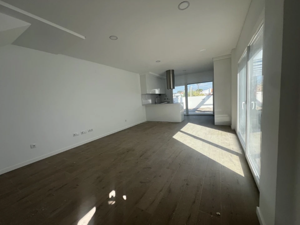 Moradia T4 para Venda em Fernao Ferro Foto 1