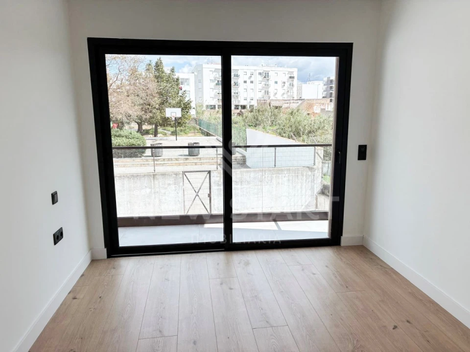 Moradia T3 para Venda em Quelfes Foto 18