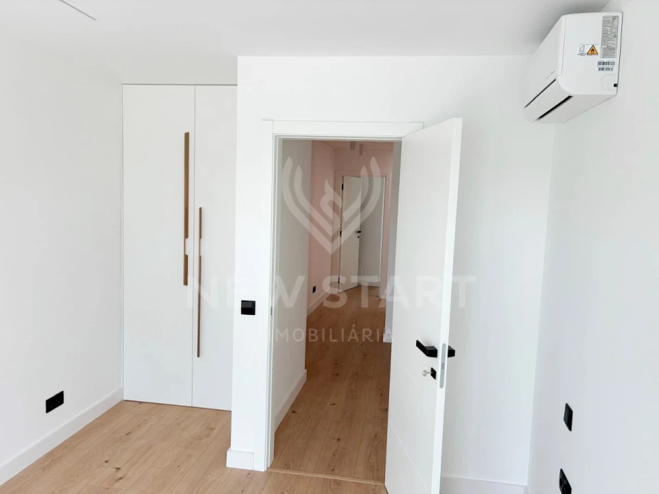 Moradia T3 para Venda em Quelfes Foto 22