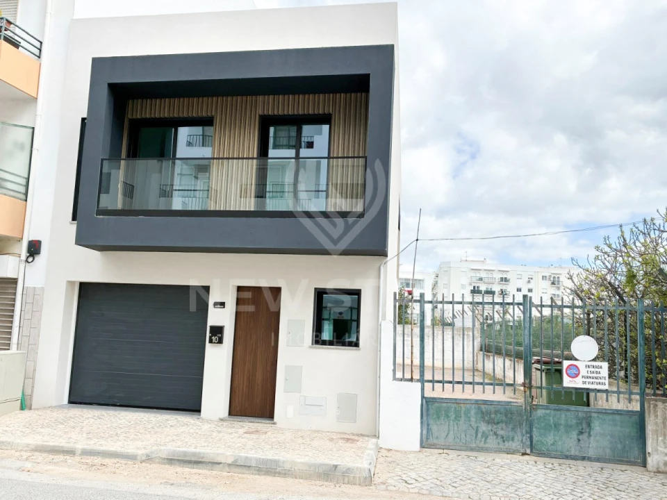 Moradia T3 para Venda em Quelfes Foto 26