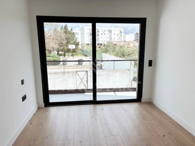 Moradia T3 para Venda em Quelfes Foto 18