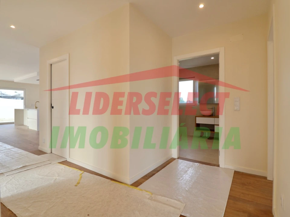 Moradia T4 para Venda em Silveira Foto 11