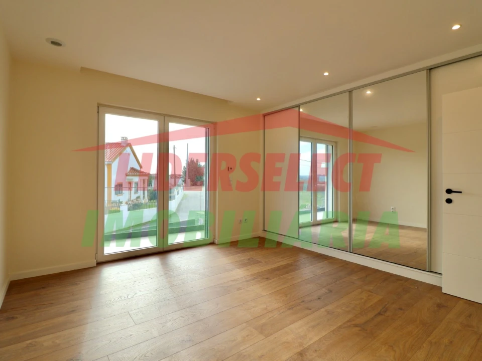 Moradia T4 para Venda em Silveira Foto 13