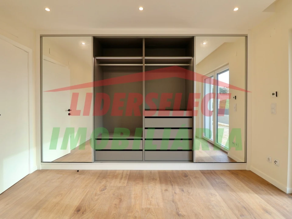 Moradia T4 para Venda em Silveira Foto 25