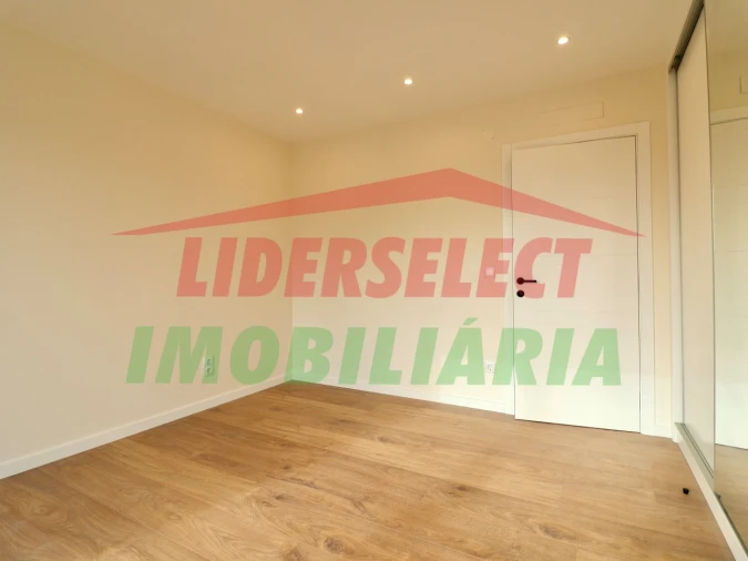 Moradia T4 para Venda em Silveira Foto 26